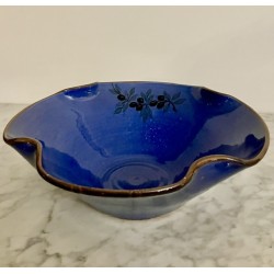Plat creux bleu en terre vernissée polylobée  30 cm