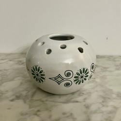 Vase pique fleurs en céramique vernissée blanc  décor floral vert