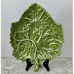 Plat feuille de vigne vert en barbotine