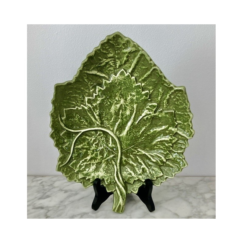 Plat feuille de vigne vert en barbotine