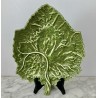 Plat feuille de vigne vert en barbotine