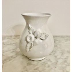 Vase en terre vernissé décor en relief blanc h 19 cm