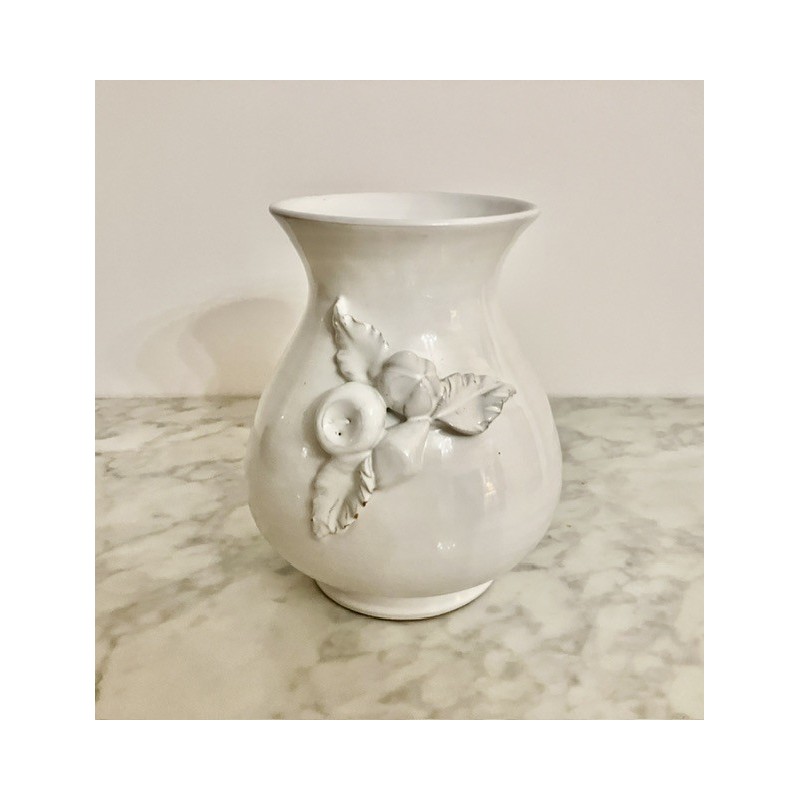 Vase en terre vernissé décor en relief blanc h 19 cm