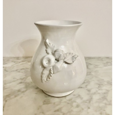 Vase en terre vernissé décor en relief blanc h 19 cm