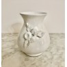 Vase en terre vernissé décor en relief blanc h 19 cm